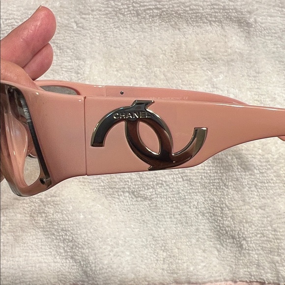 CHANEL Peach/pink Sunglasses with a Chanel case - Picture 5 of 10